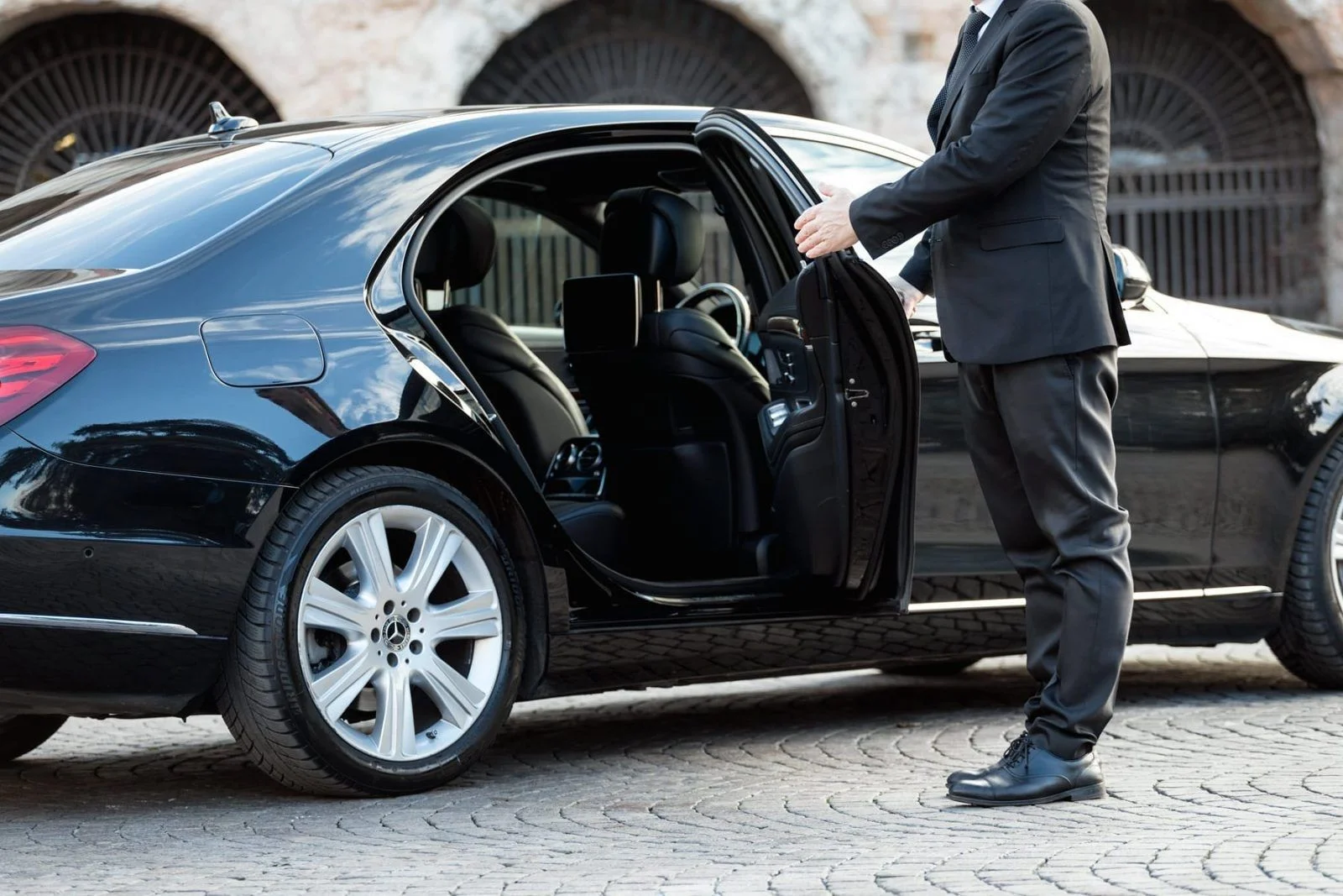 CHAUFFEUR SERVICE WEST PALM BEACH MAKES YOUR TRAVEL STRESS-FREE